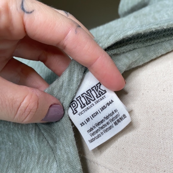 VICTORIAS SECRET PINK CROPPED V NECK GREEN TOP SIZE EXTRA SMALL - Picture 4 of 6